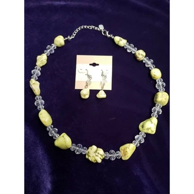 Juego de collar y pendientes firmados por You & I con cuentas de vidrio y piedra natural teñida de amarillo Foto 1 de 4