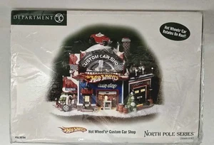 Department 56 North Pole Series "Hot Wheel's Custom Car Shop" #56.56784 Neu/Selten - Bild 1 von 8