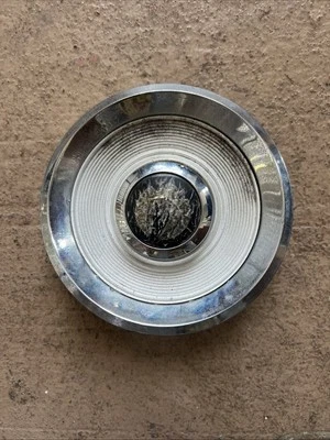 1968 Chrysler Imperial Gas Cap Emblem Door - Изображение 1 из 2