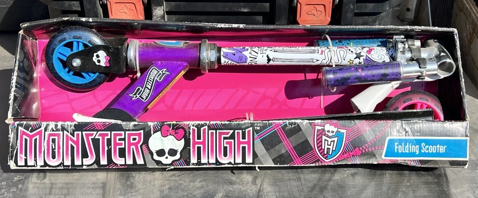 ©️ 2014 Monster High Kids Scooter Dynacraft Modelo 8002-14 Nuevo en caja Gen 1 “Polvo” Foto 1 de 4