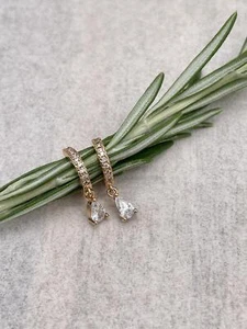 2665610 Petites boucles d'oreilles créoles gouttes d'oxydes pendantes blancs pl - Foto 1 di 9