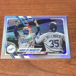 2021 Topps Series 1 Rainbow Foil Hands Up Masks Up #303 Betts Bellinger Dodgers - Bild 1 von 2
