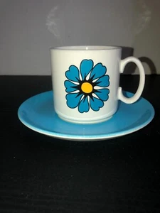 Taza de flor de margarita azul vintage Pagnossin Treviso Italia con platillo azul blanco - Imagen 1 de 9