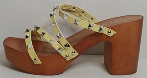 ¡¡NUEVO!! Madden Girl Chasep Sandalias Amarillas 3" Tacones Bloque Tamaño 9.5M US 39.5M EUR - Imagen 1 de 3