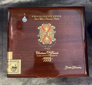 Fuente Opusx Holz Zigarrenkiste 8,25”x7,25”x2,50” 1992 Petite Lancero seltener kostenloser Versand - Bild 1 von 12
