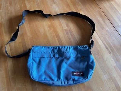 Eastpak Umhängetasche Blau mit Innentasche und Reißverschluss - Bild 1 von 4