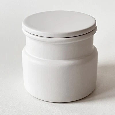 Tarro de baño de cerámica Pottery Barn con tapa blanco mate de 4" de alto último Foto 1 de 4