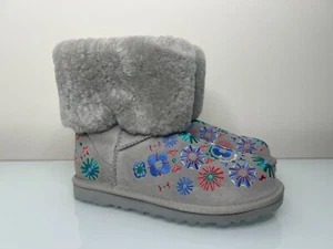 Botas UGG Australia Gris Claro Gamuza Cuero Floral Bordado 5 EE. UU. 1002164 - Imagen 1 de 6