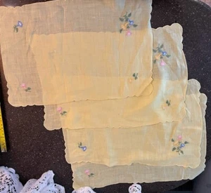 Juego de 4 manteles individuales florales bordados a mano amarillos vintage - Imagen 1 de 5