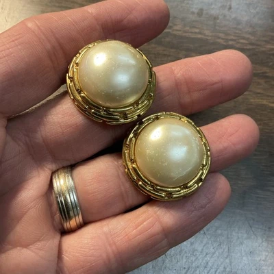 CHANEL COCO Vintage Gold Tone Round Faux Mabe Pearl Earrings Clip-on  ~ 1" - Image 1 of 4