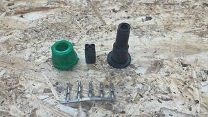 KIT SPINOTTO PER FANALINO POSTERIORE A 5 CONTATTI PER FANALI RIMORCHI - Foto 1 di 2