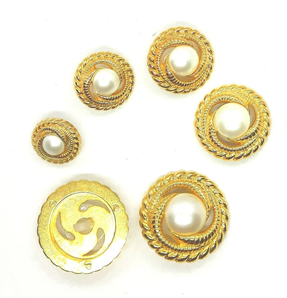 4 Stück Schmuck Knopf Metall Kranz, Mitte Kunststoff perliert wachsweiss кнопка - Bild 1 von 1
