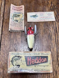 SEÑUELO DE PESCA CRAZY CRAWLER HEDDON 2120 AÑOS CAJA SEÑUELO BOLSILLO CATÁLOGO Y TARJETA - Imagen 1 de 15