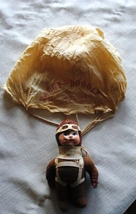 De colección Raggy Doodle Segunda Guerra Mundial Tela Paracaídas Soldado Muñeca Cara Compuesta Cuero - Imagen 1 de 14