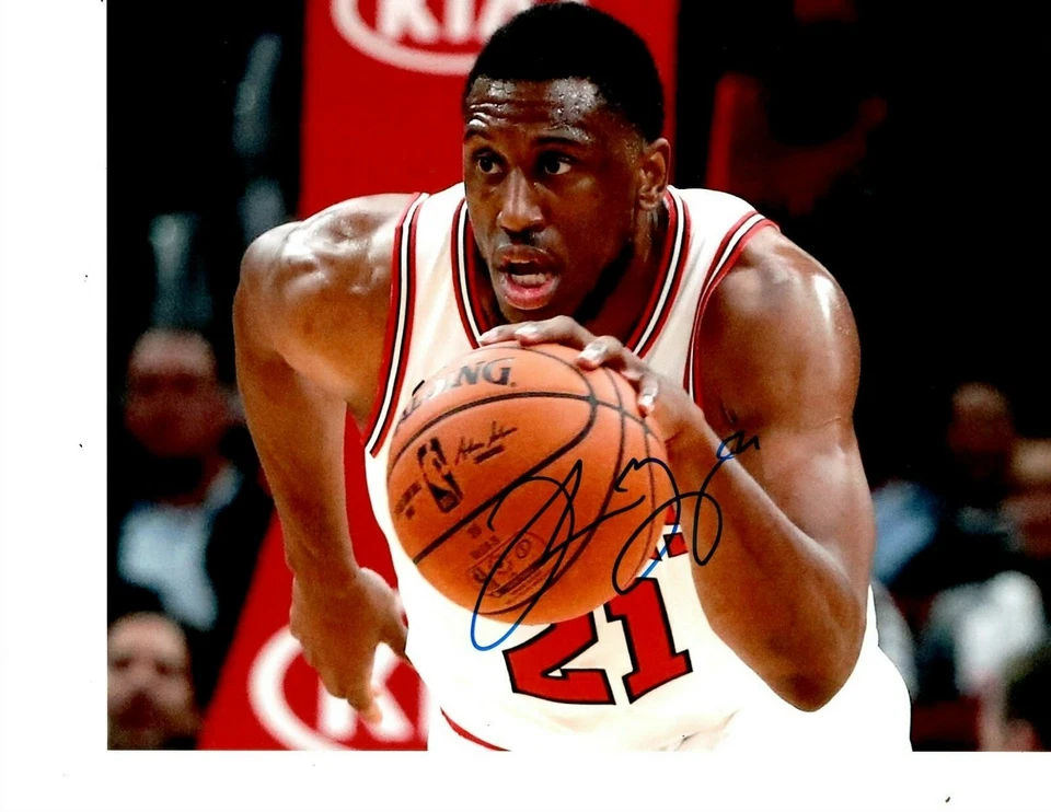 ЧИКАГО БЫКИ THADDEUS YOUNG НАДПИСЬ DRIBBLING 8 X 10 - Изображение 1 из 1