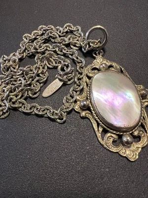 复古 20 世纪 60 年代 Whiting & Davis 珍珠母拖把肖像框吊坠项链 — 第 1/2 张图片