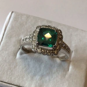 STERLING SILVER GREEN AND CLEAR STONES RING SIZE 9 J6 - Picture 1 of 3