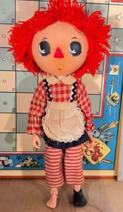 Bambola vintage in plastica articolata Raggedy Ann, 1975 The Bobbs Merrill Nasco, 9" - Foto 1 di 7