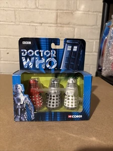 Corgi TY96207 Doctor Who & The Daleks Rot Weiß & Silber Dalek Figuren OVP - Bild 1 von 4