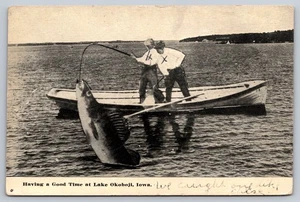 Postal Iowa Arnold Lake Okoboji pesca exageración publicada 1914 barco IA - Imagen 1 de 2