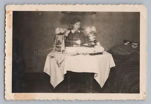 Mädchen mit Puppe am Geburtstagstisch 1939 - Altes Foto 1930er - Picture 1 of 2