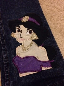 Pantalones de mezclilla boutique con apliques de jazmín de princesa Disney niñas 3t usados en excelente estado - Imagen 1 de 5