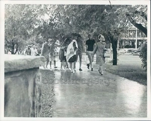 1964 Press Photo Students Walking in The Rain 1960s University of Miami - Picture 1 of 2