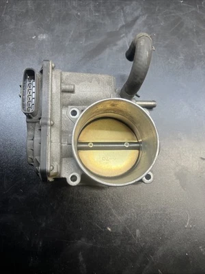 Nissan Titan 5.6L V8 4WD Throttle Body 2004 2005 2006 2007 2008 2009 2010 11 12 - Image 1 of 4