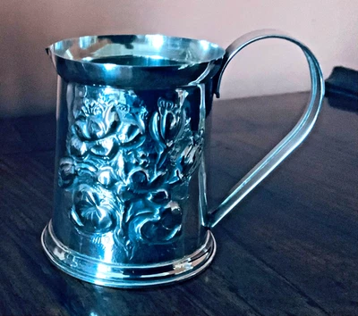 piccola lattiera argento 800 , gr.42 , con manico, fiori sbalzati - Immagine 1 di 4