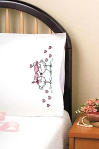 Bordado estampado ~ Juego de 2 fundas de almohada de ovejas besando diseño funciona #T232124 - Imagen 1 de 5