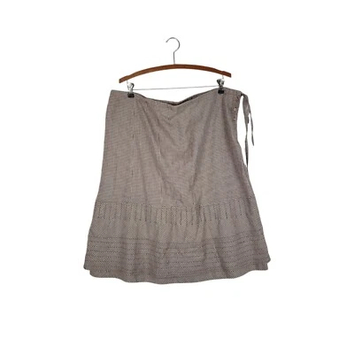 Falda midi en capas April Cornell marrón guinga corbata lateral para mujer talla pequeña  Foto 1 de 4