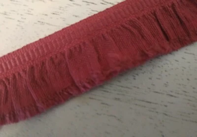 Ancien galon froncé en coton rouge foncé largeur 2,5cm x 5m - Photo 1/4