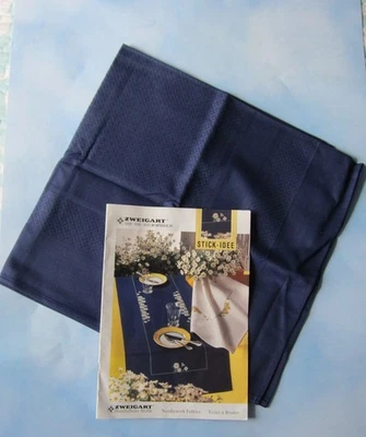 Tela de punto de cruz cuadrado de 31" azul marino única y prado de flores con patrón de margaritas Foto 1 de 4