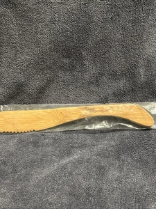 Esparcidor de madera hoja dentada de chef mimado de colección NOS 7" #1007 nuevo y sellado - Imagen 1 de 5