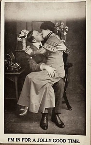 Mujer en hombre regazo besándose pareja en escritorio con máquina de escribir postal vintage c1920 - Imagen 1 de 6