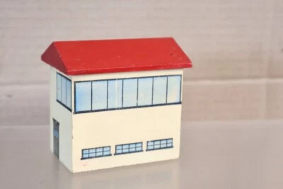 HORNBY DUBLO PRE WAR 1938 WOODEN SIGNAL BOX 4pmv - Image 1 of 4
