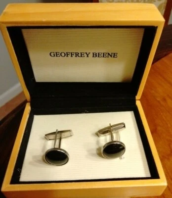 Gemelos negros redondos Geoffrey Beene Foto 1 de 3