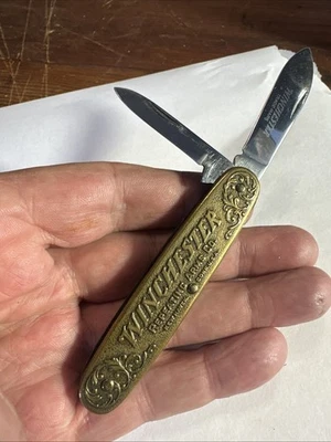 Navaja de bolsillo Winchester de 2 hojas de latón rara de colección 1 de 1000 Foto 1 de 4