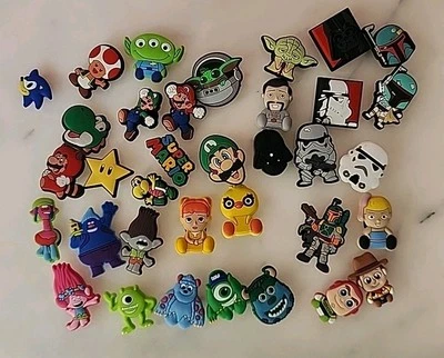 Lote de 35 dijes para zapatos Crocs - Mario, Star Wars, Pixar, Trolls, ¡más! Jibbitz Foto 1 de 4
