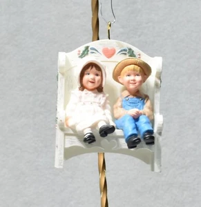1995 Hallmark Ornament "Our Little Blessings" - Niño y niña en banco, coleccionable - Imagen 1 de 5