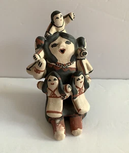 COCHITI MTZ ZUNI Pueblo Keramik GESCHICHTENERZÄHLER 5 Kinder D. EUSTAGE "95" Figur - Bild 1 von 8