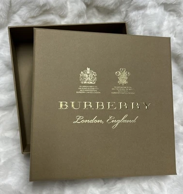 Caja de regalo Burberry 6,25 X 2,25 con tapa VACÍA Foto 1 de 4