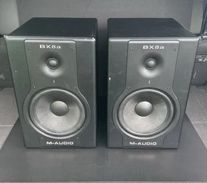 "Par de monitores de estudio M-Audio Studiophile BX8a Deluxe 8"" alimentados sin probar/tal cual" - Imagen 1 de 17
