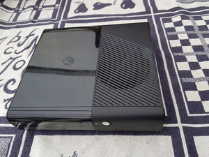 XBOX 360 Slim E - Schwarz Model 1538 ohne Zübehör - Ersatz Konsole - Bild 1 von 2