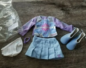 Neu American Girl " I Like Your Style " Puppenoutfit ~ Oberteil, Rock, Stiefel + - Bild 1 von 1