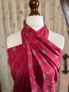 Botín de flores magenta pura estampado sarong/pario de Pashmina Love - Imagen 1 de 4
