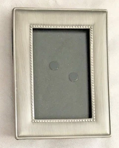 Silberfarbener Metallrahmen 3 x 4 Zoll gepunktete Kante hält 2 x 3 Zoll Foto - Bild 1 von 4
