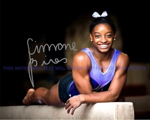 SIMONE BILES EE. UU. MEDALLISTA DE ORO OLÍMPICO AUTÓGRAFO FIRMADO 8X10 RP FOTO GIMNASIA - Imagen 1 de 1