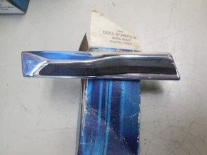 Ford Thunderbird 1971 cuarto delantero inferior moldeado diestro D0SZ-5729076-A nuevo de lote - Imagen 1 de 2
