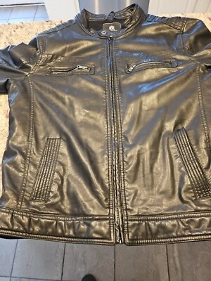 Chaqueta de motociclista Rock & Republic de cuero sintético para hombre/negra con herrajes cromados  Foto 1 de 4